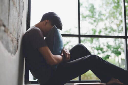 tonåring är utmattad och stressad: tonåring sitter och sover
