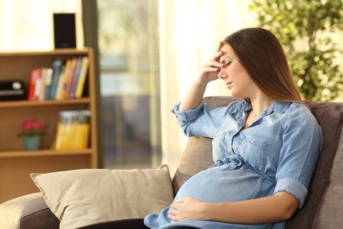 fibromyalgi och graviditet: trött gravid kvinna