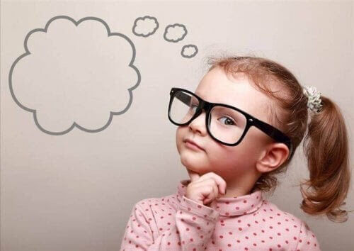 Barns intuition: flicka med glasögon tänker