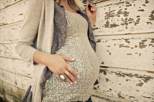 vårkläder för gravida: gravid kvinna i klänning