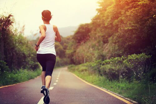 löpning och graviditet: kvinna springer