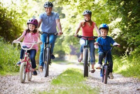 personskador vid trafikolyckor: familj cyklar