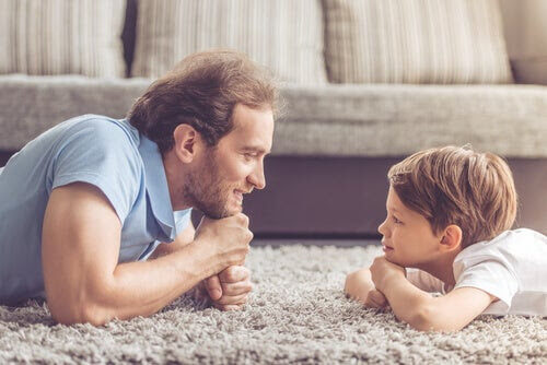 barn att hantera nederlag: pappa och barn ligger på en matta