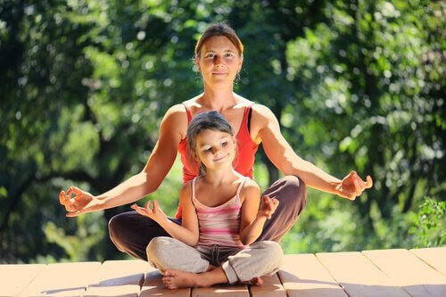 genom modellering: mamma och dotter utövar yoga