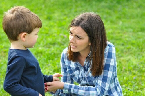 barn ljuger för dig: mamma pratar med pojke