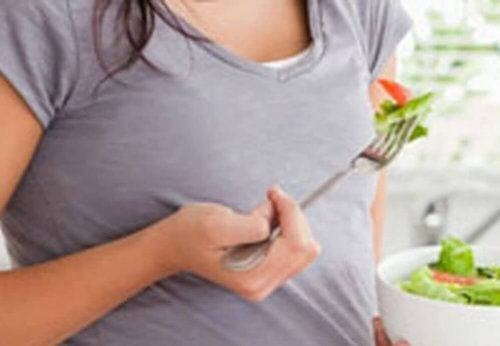 recept för diabetiker i första trimestern: kvinna äter sallad