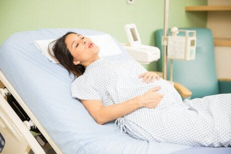 kräkas under förlossningen: kvinna på förlossningen