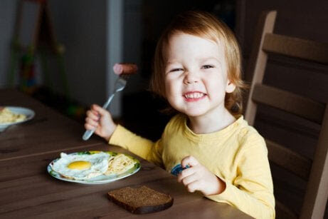 pojke äter stekta ägg