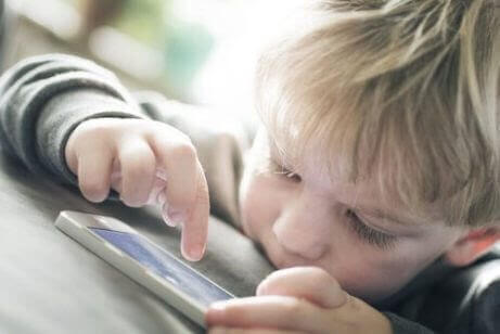 WhatsApp bland barn: barn använder telefon