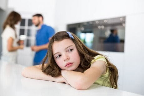 lära barn att vänta: uttråkad flicka väntar på att föräldrar ska tala färdigt