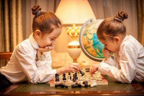 lära barn att vänta: flickor spelar schack