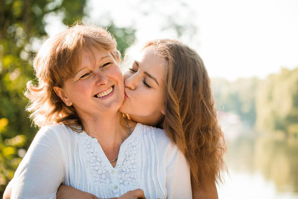 prata med tonåringar: dotter pussar mamma