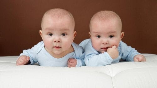 klä syskon likadant: bebisar i blå kläder