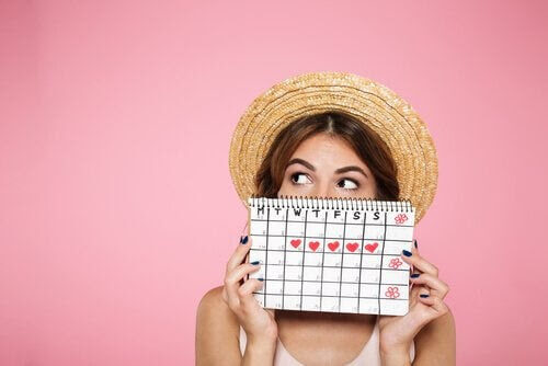 missar din mens: kvinna håller upp kalender