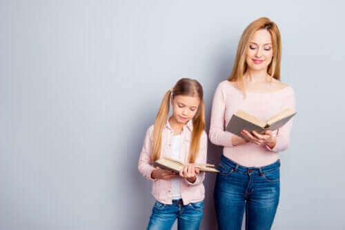 Föregå med gott exempel: Mamma och dotter läser böcker
