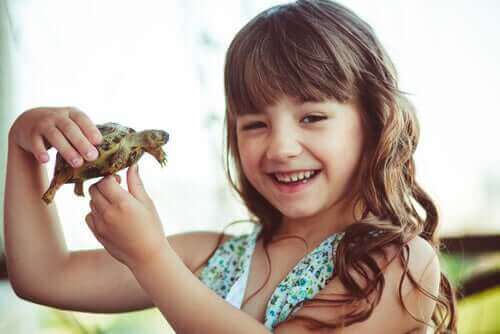 Leende flicka med sköldpadda