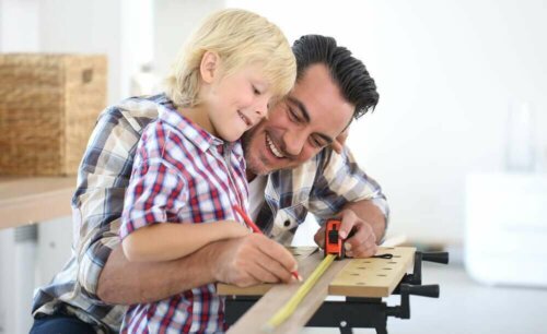 Informellt lärande: pappa bygger med sin son