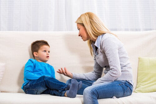 utbilda barn genom proaktivitet: mamma pratar med barn på soffa