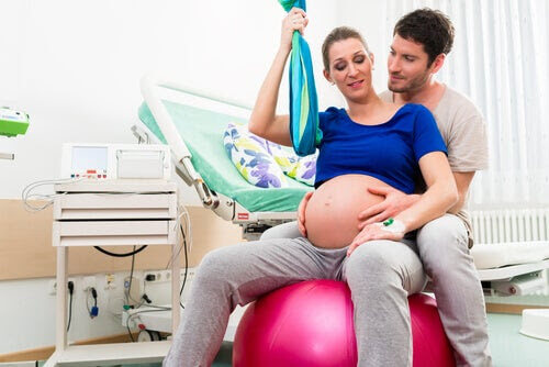 gravid kvinna på gymboll