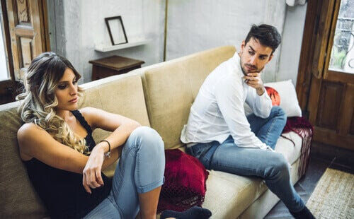 övervinner relationskriser: par på var sin ände av soffa