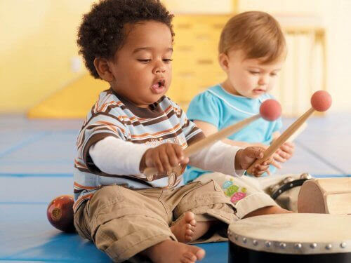 spela musik: barn med trumma