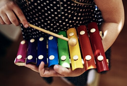 spela musik: barn med xylofon