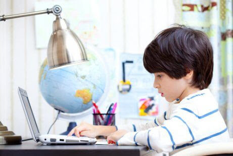 barn lär sig av sina föräldrar: pojke vid skrivbord