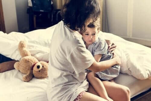 undvika mardrömmar hos barn: mamma tröstar barn