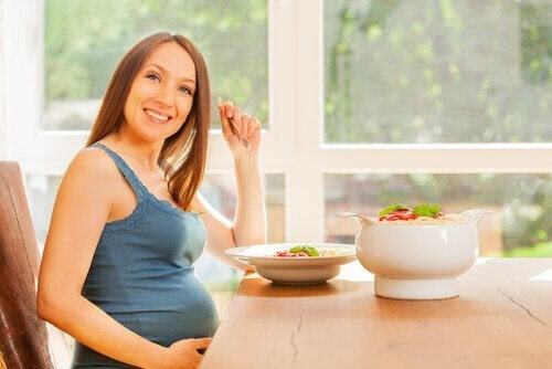 håravfall under graviditeten: gravid kvinna vid matbord