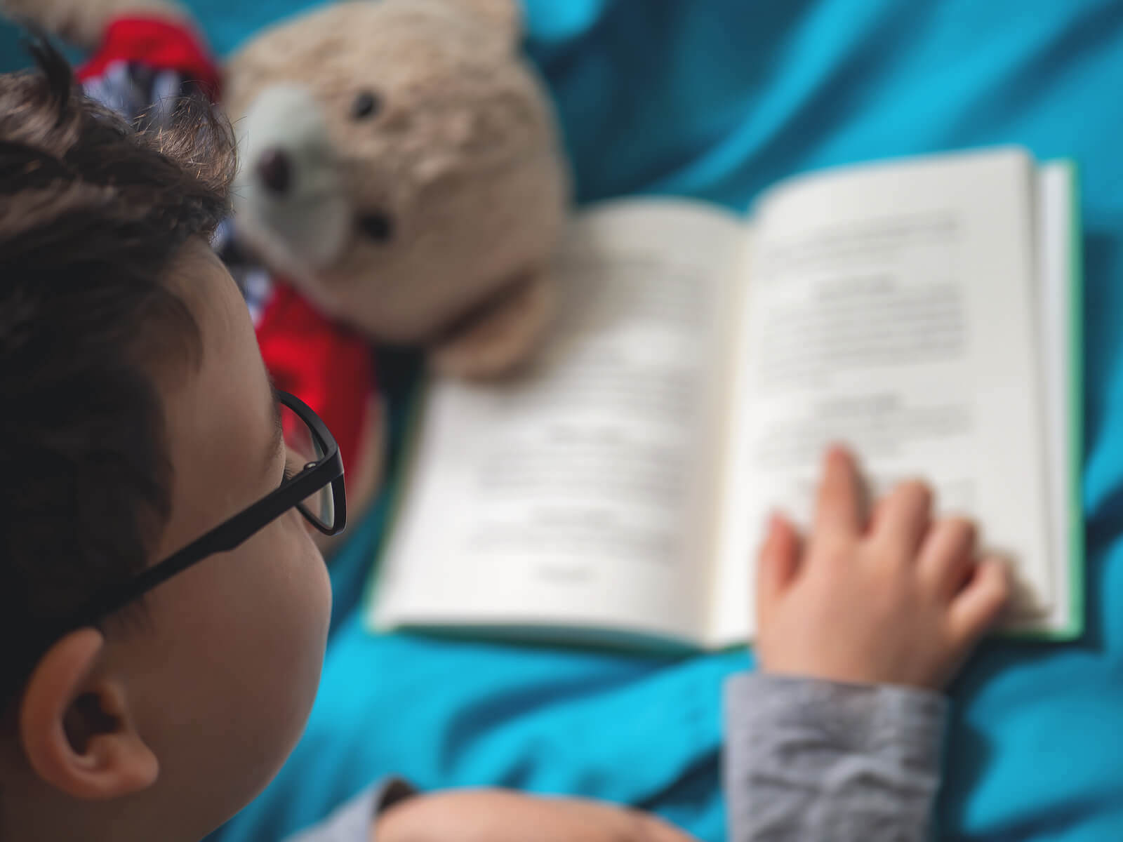 stimulera läsning hemma: barn läser