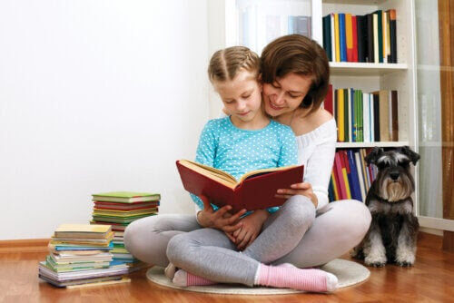 stimulera läsning hemma: mamma och dotter läser