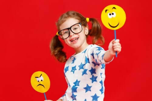 socio-emotionella förmågor: flicka med skyltar med emojis på