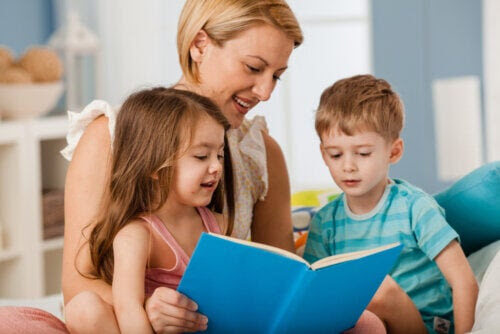 dig som en mamma: mamma läser för sina barn