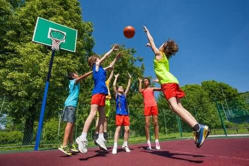 Idrottsskador hos barn: barn spelar basket