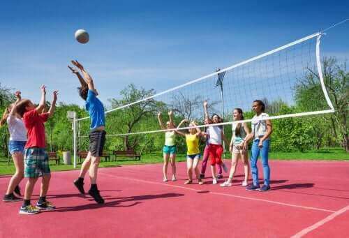 Idrottsskador hos barn: barn spelar volleyboll