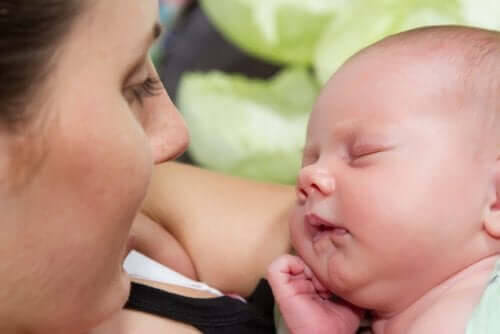 utvecklingsstadierna under ett barns första år: mamma och spädbarn