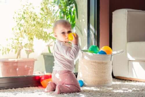 utvecklingsstadierna under ett barns första år: baby med leksaker