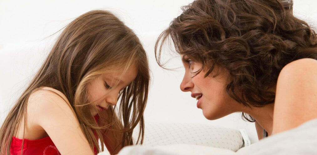 lyssna på barn: mamma talar med dotter