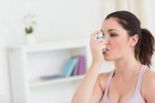 gravida kvinnor med astma: kvinna med inhalator