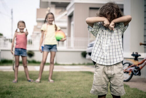 lära barn att inte reta: barn retar ledsen pojke