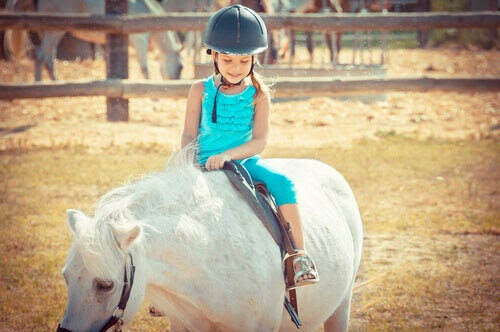 terapidjur hjälpa barn: flicka på häst