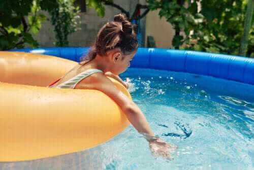 Uppblåsbara pooler: barn i pool