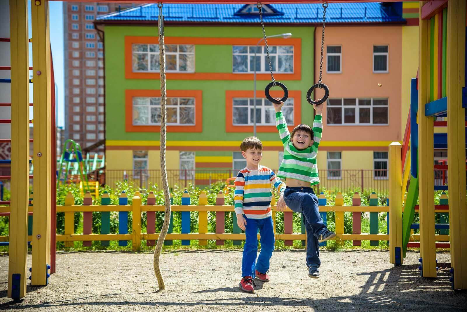 Temperament hos spädbarn: barn leker på lekplats