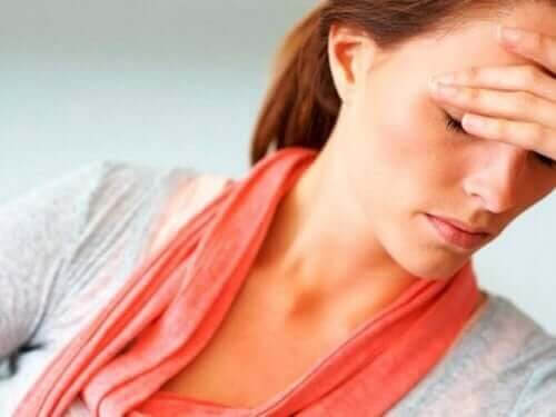 Stress efter förlossningen: kvinna ser stressad ut