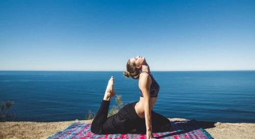 vanor hos lyckliga mammor: kvinna utövar yoga