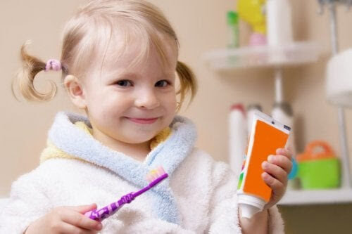 barns mjölktänder: flicka med tandborste
