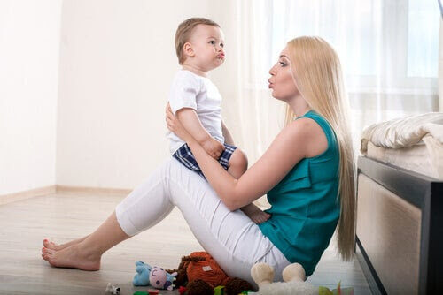 kvinna interagerar med baby