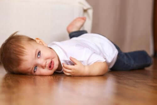känslomässiga utveckling: barn på golv