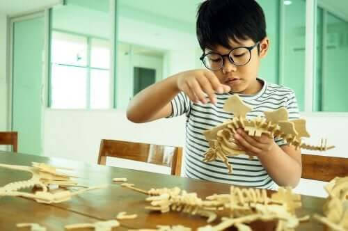 individuella skillnader: barn leker med modell av fossil