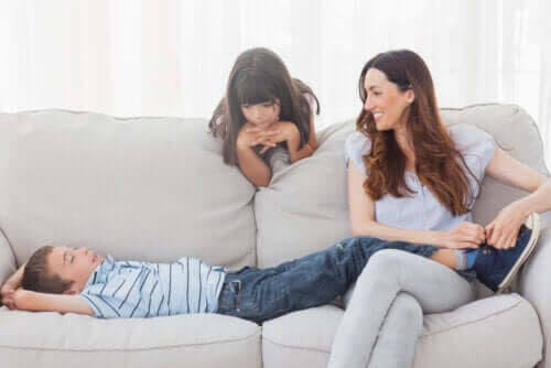 Koeppen-tekniken: mamma och barn på soffa